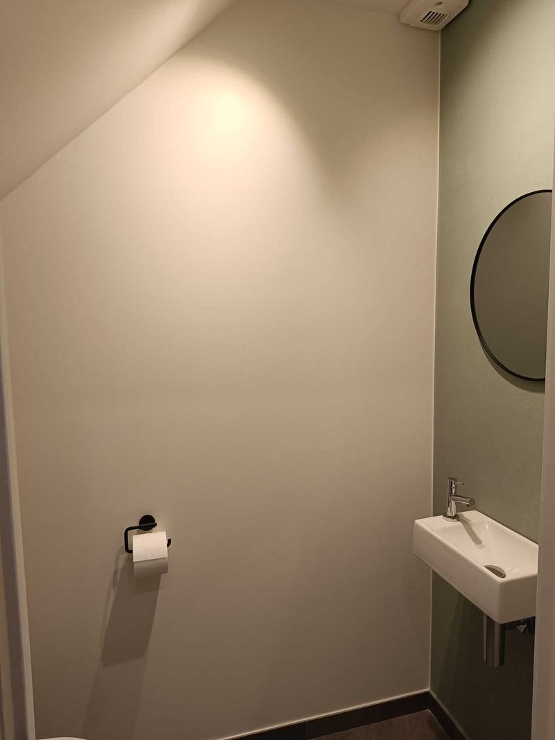 Badkamer met kleuraccenten en strakke tegelafwerking