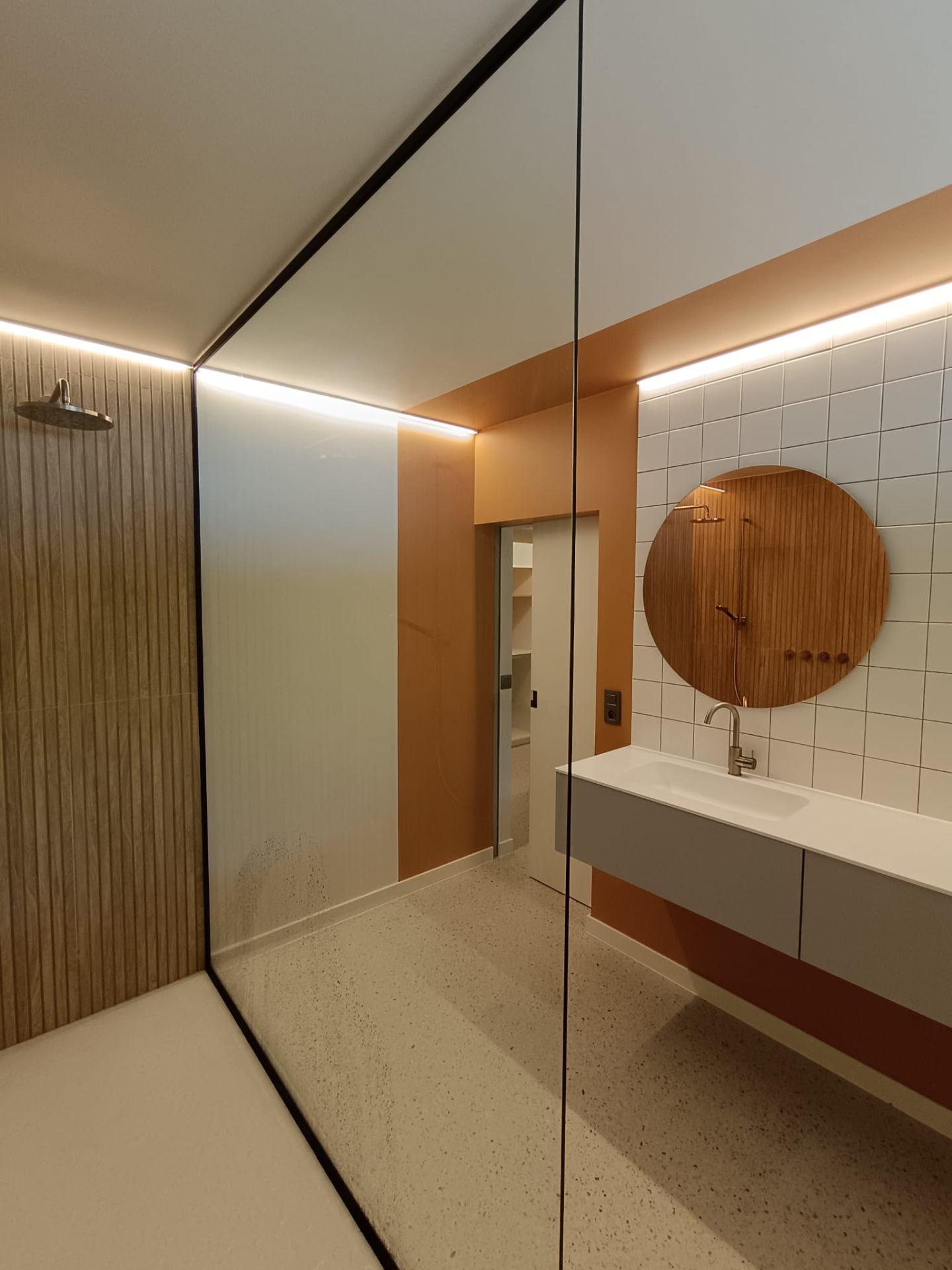 Design badkamer met terracotta accenten
