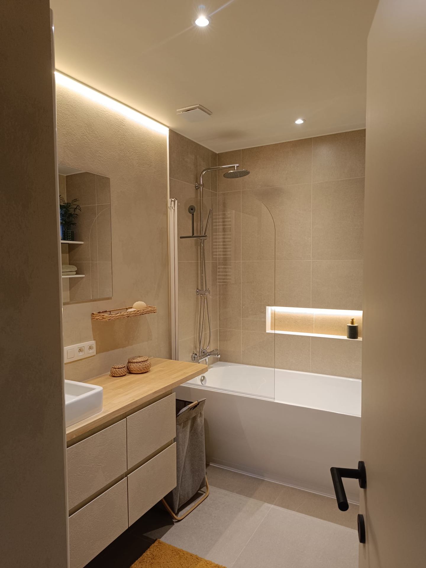 Moderne badkamer met leemstuc en inbouwnis met LED