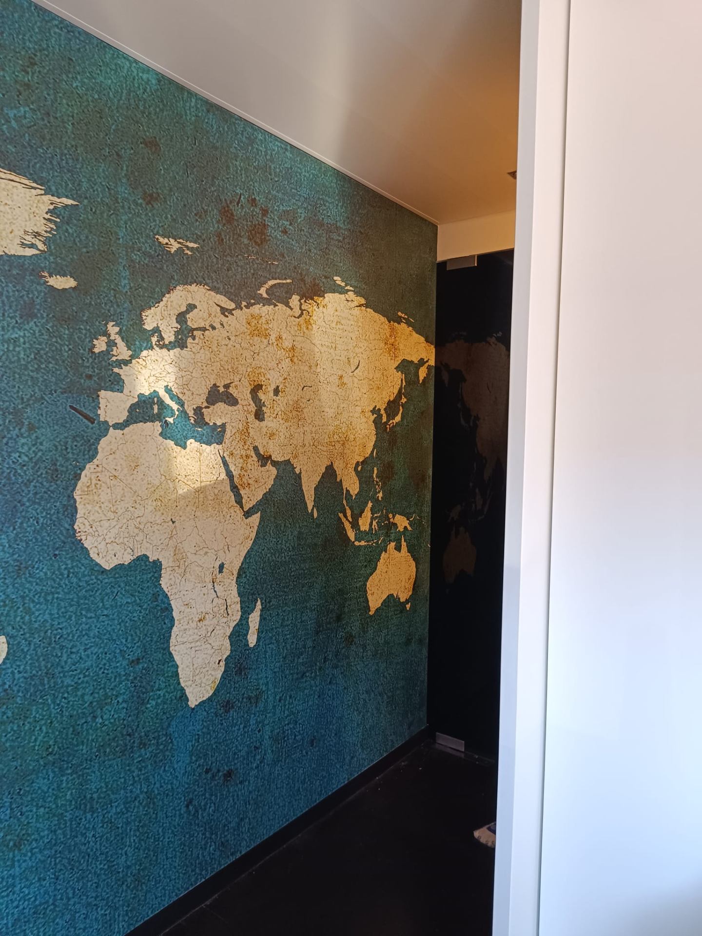 Decoratief behang met vintage wereldkaart design