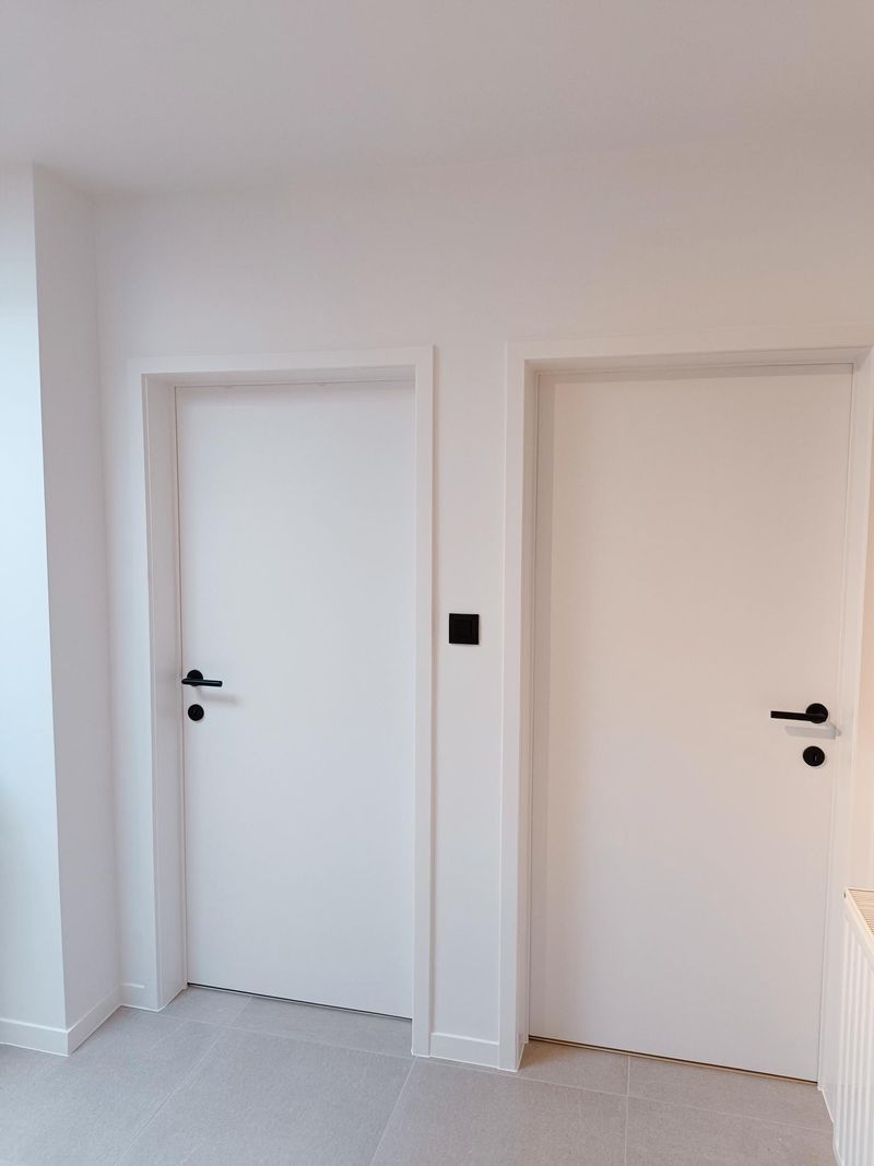 Binnendeuren met strakke witte lakafwerking
