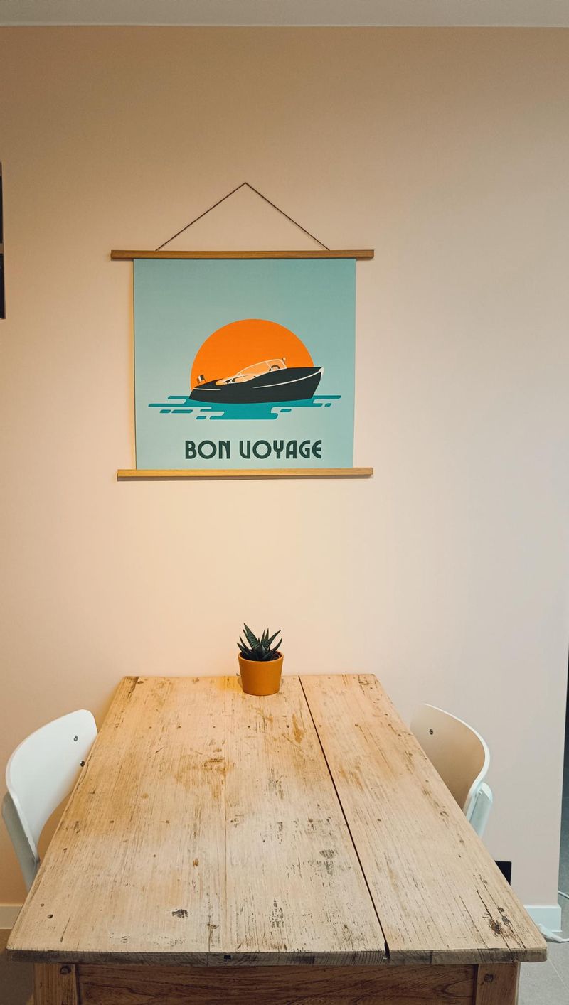 Eetkamer met witte wanden en decoratief kunstwerk
