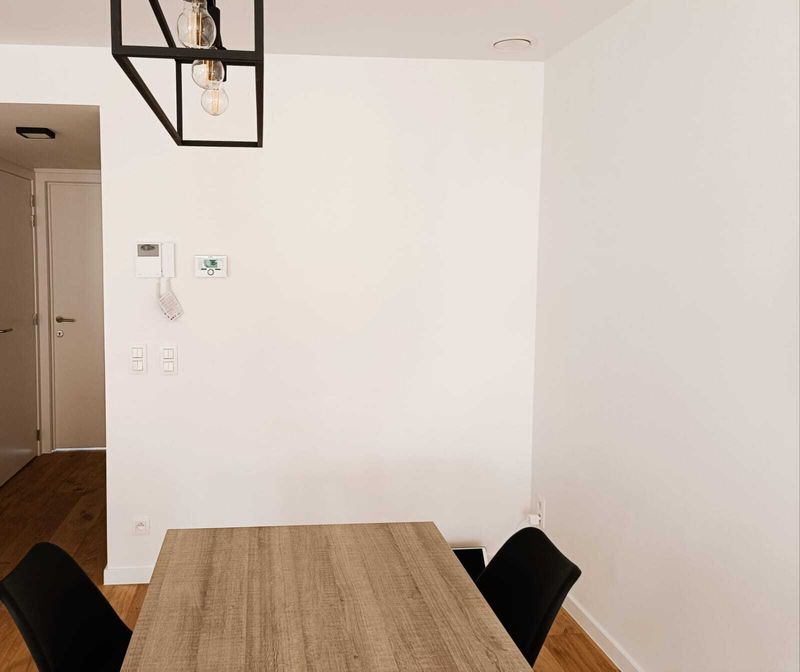 Eetkamer met moderne witte afwerking en lichtinval