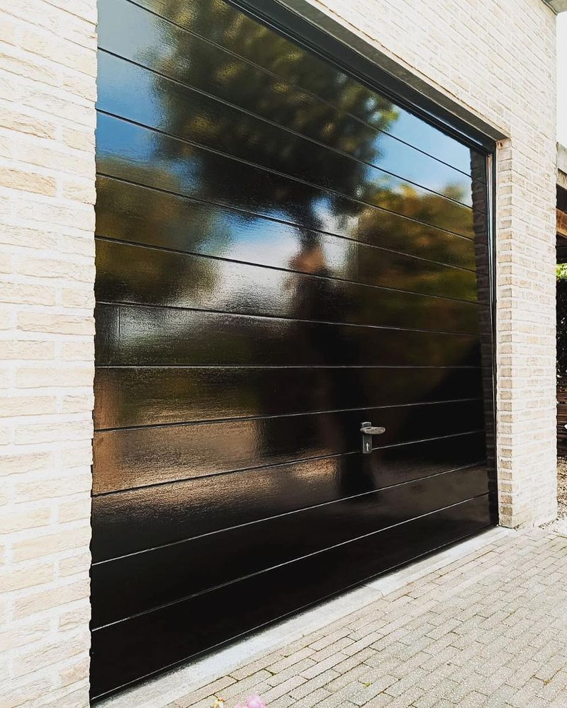 Garagepoort met hoogglans zwarte afwerking