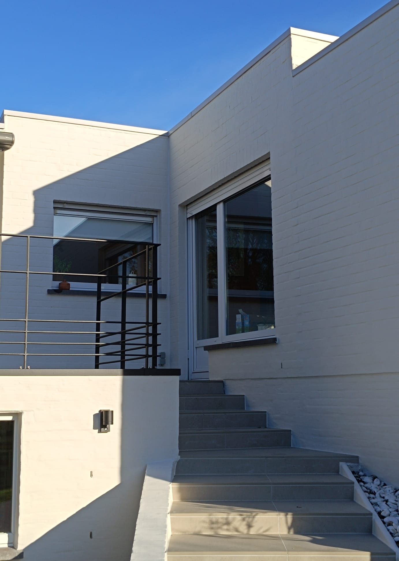 Moderne gevel met terras