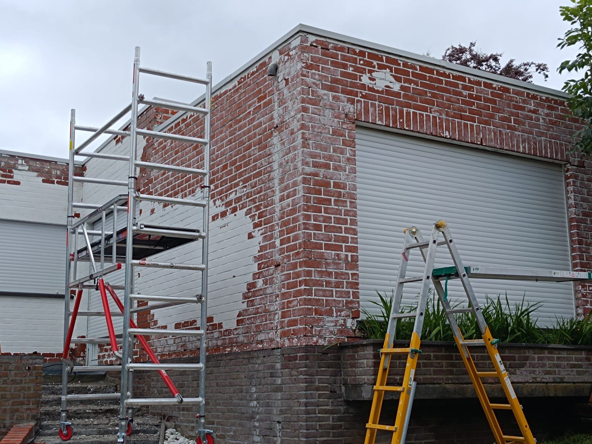 Gevelrenovatie van bakstenen muur met stelling