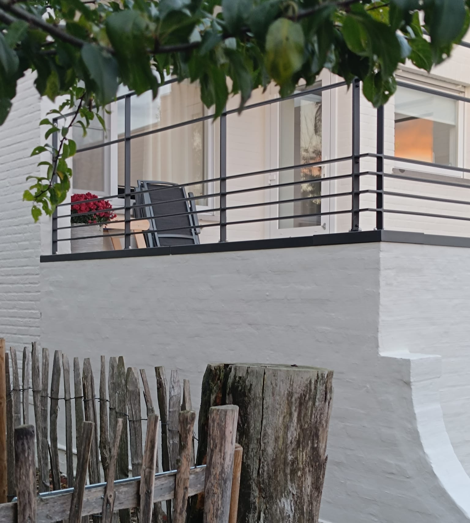 Gevel met terras en tuin