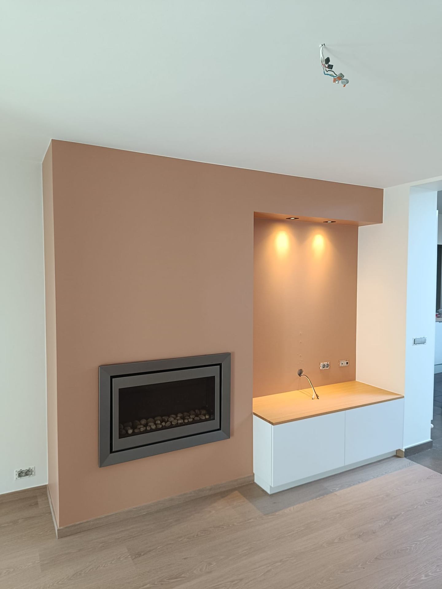 Haardwand met terracotta afwerking
