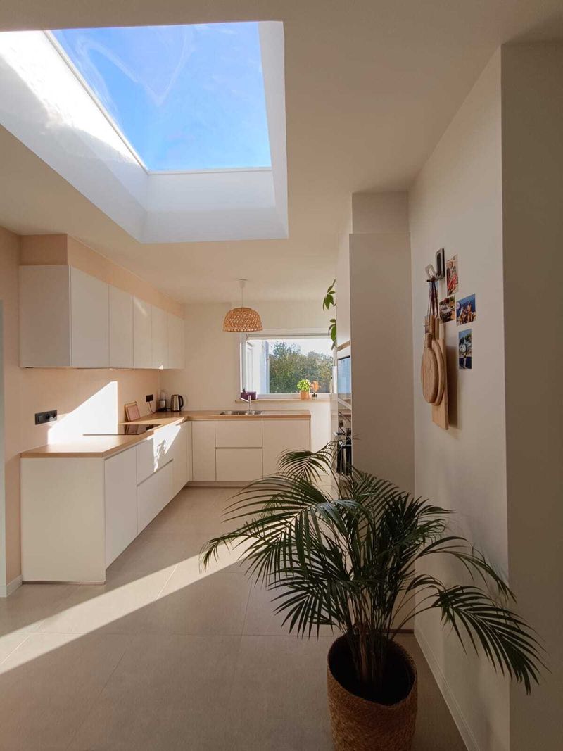Keuken met strak wit schilderwerk