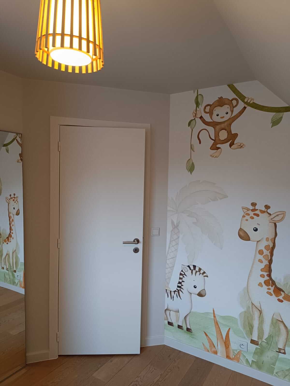 Kinderkamer met kleurrijke muurschildering en speelse accenten