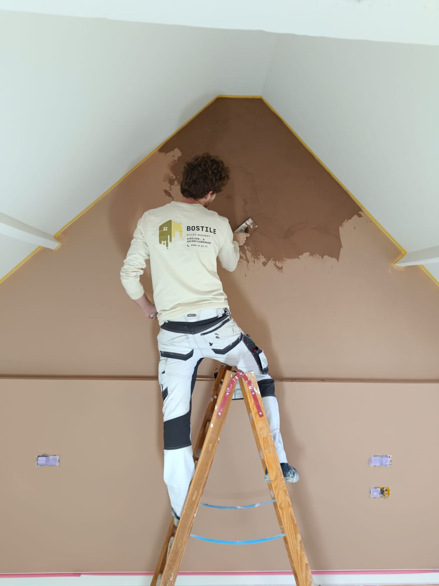 Bostile vakman werkt aan leemstuc afwerking
