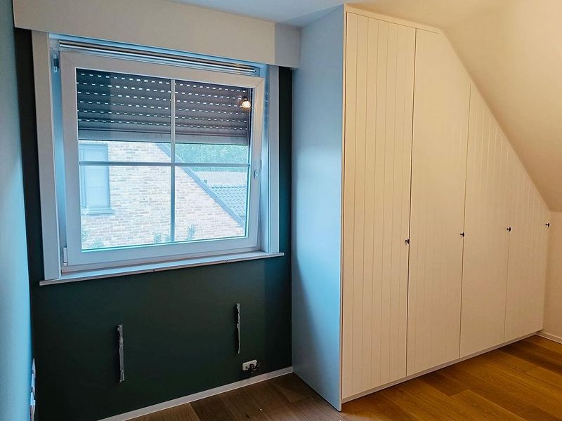 Slaapkamer met inbouwkast en geschilderde accentwand