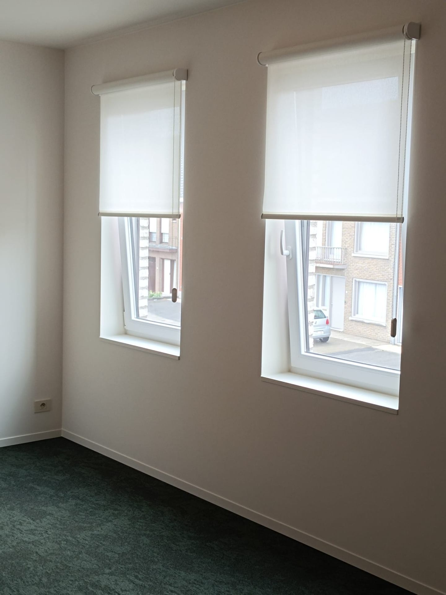 Slaapkamer met strak wit schilderwerk en dubbele ramen