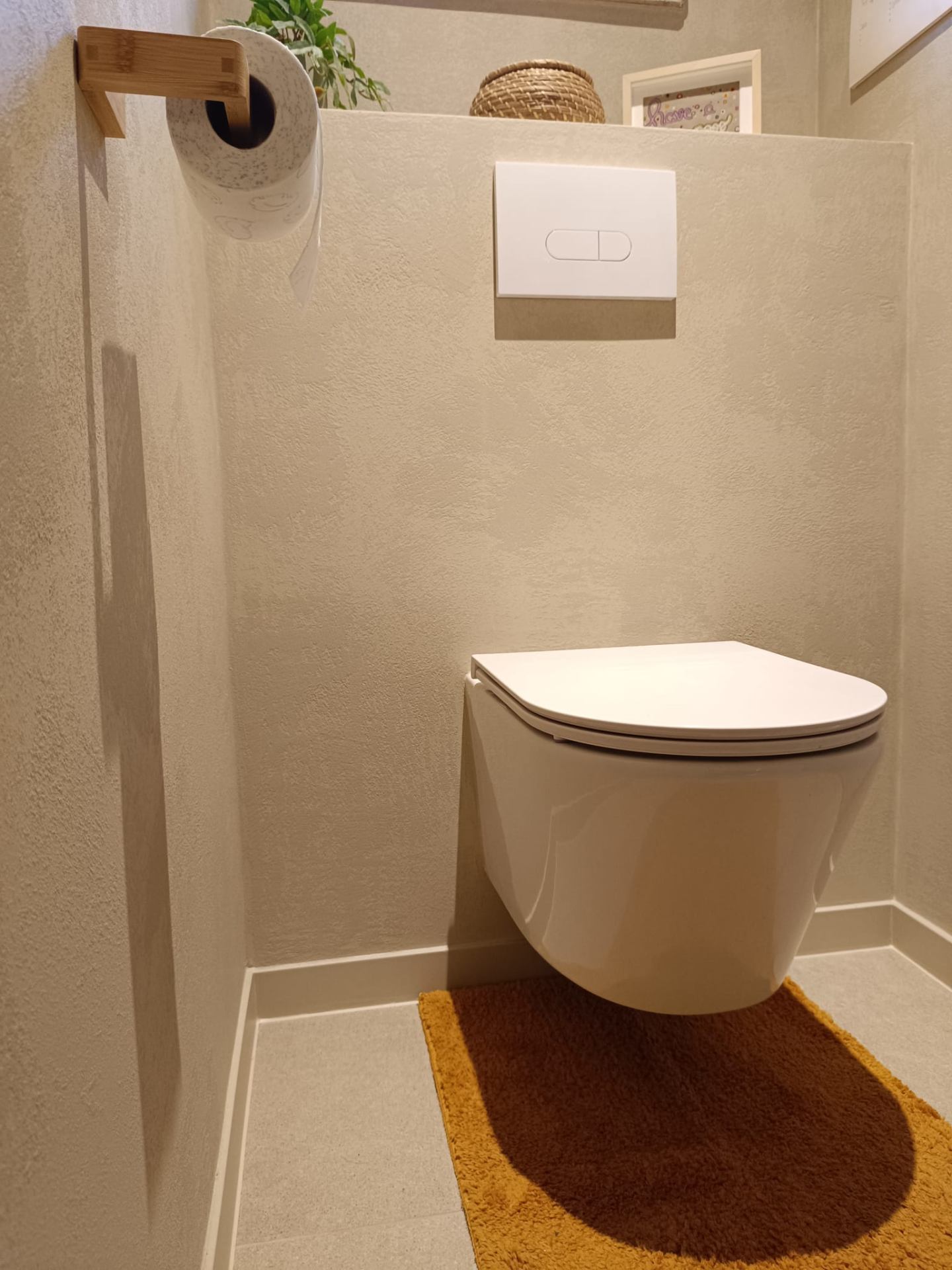 Modern toilet met strakke leemstuc wandafwerking