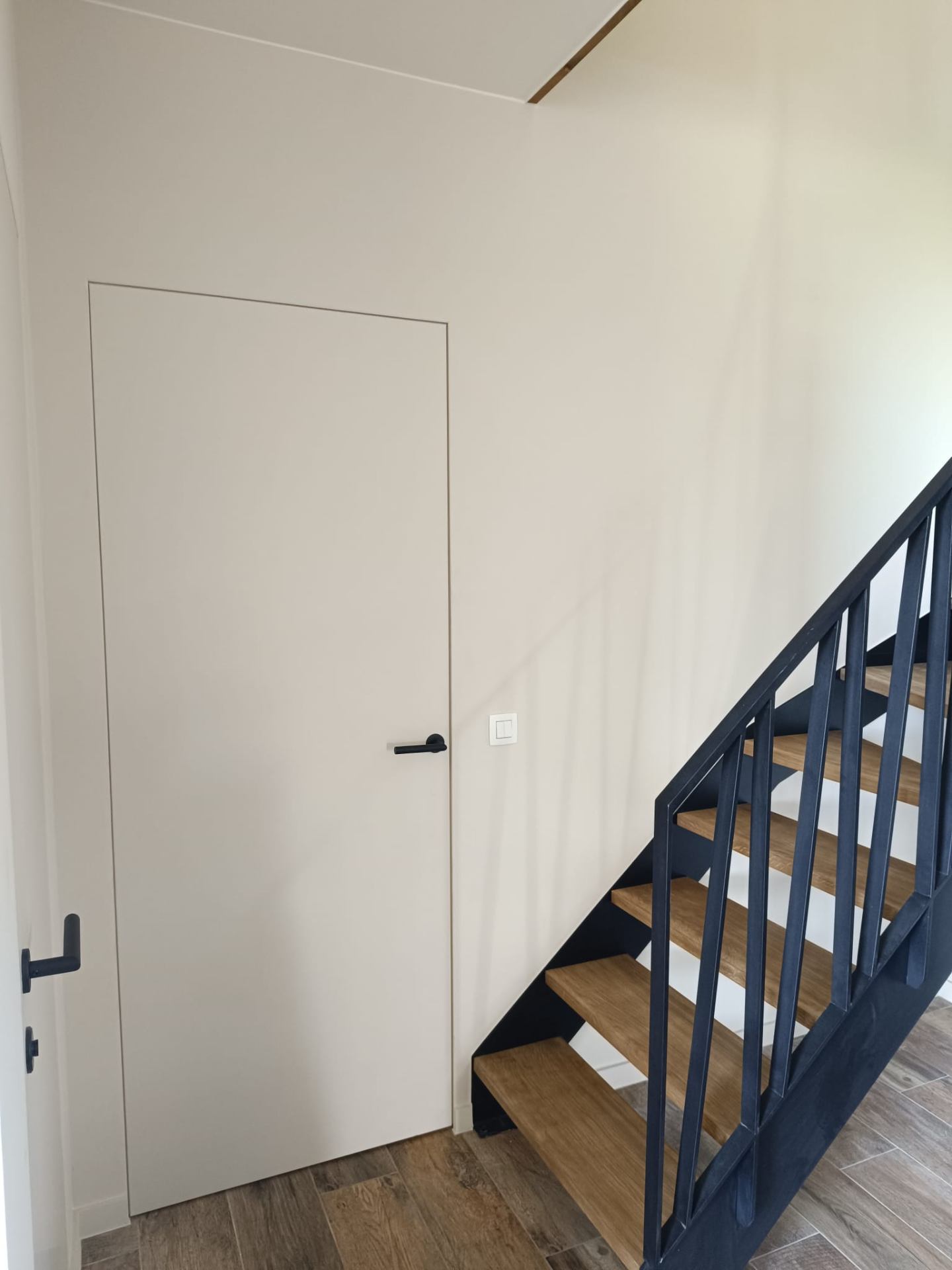 Moderne trap met metaal en eiken