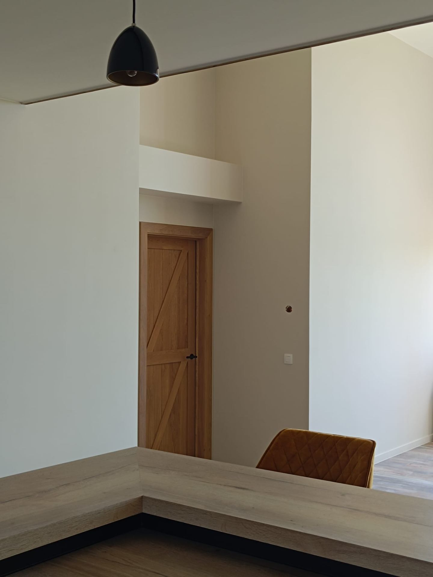 Woonkamer met eiken deur