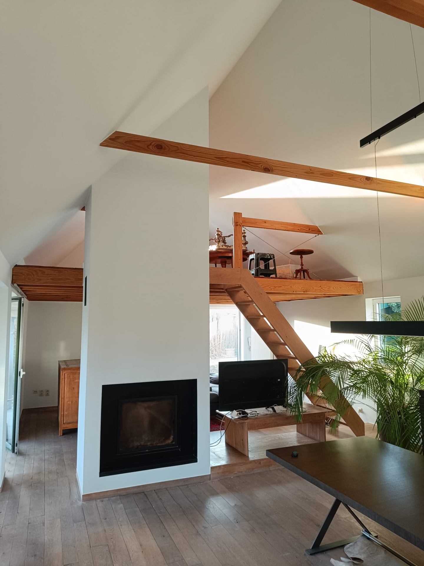 Woonkamer met open haard en houten balken