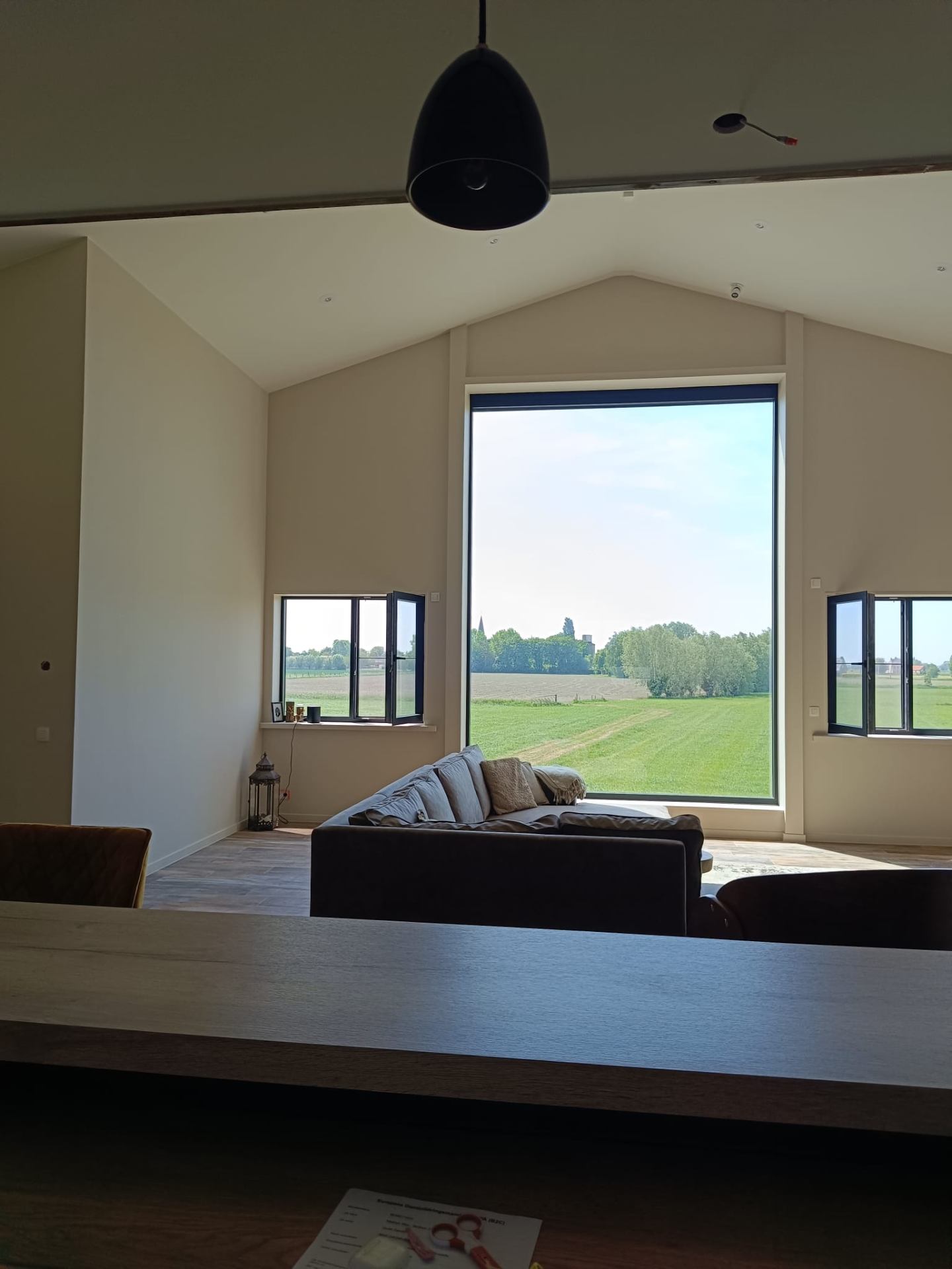 Woonkamer met panoramisch raam