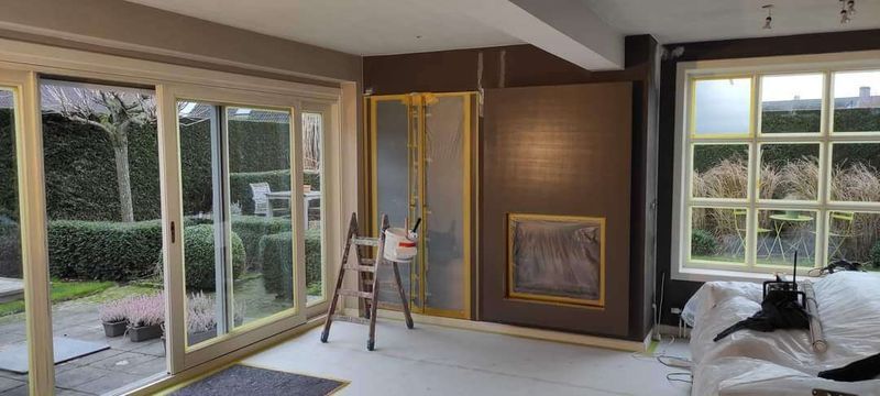 Woonkamer met lichte wanden en decoratieve afwerking