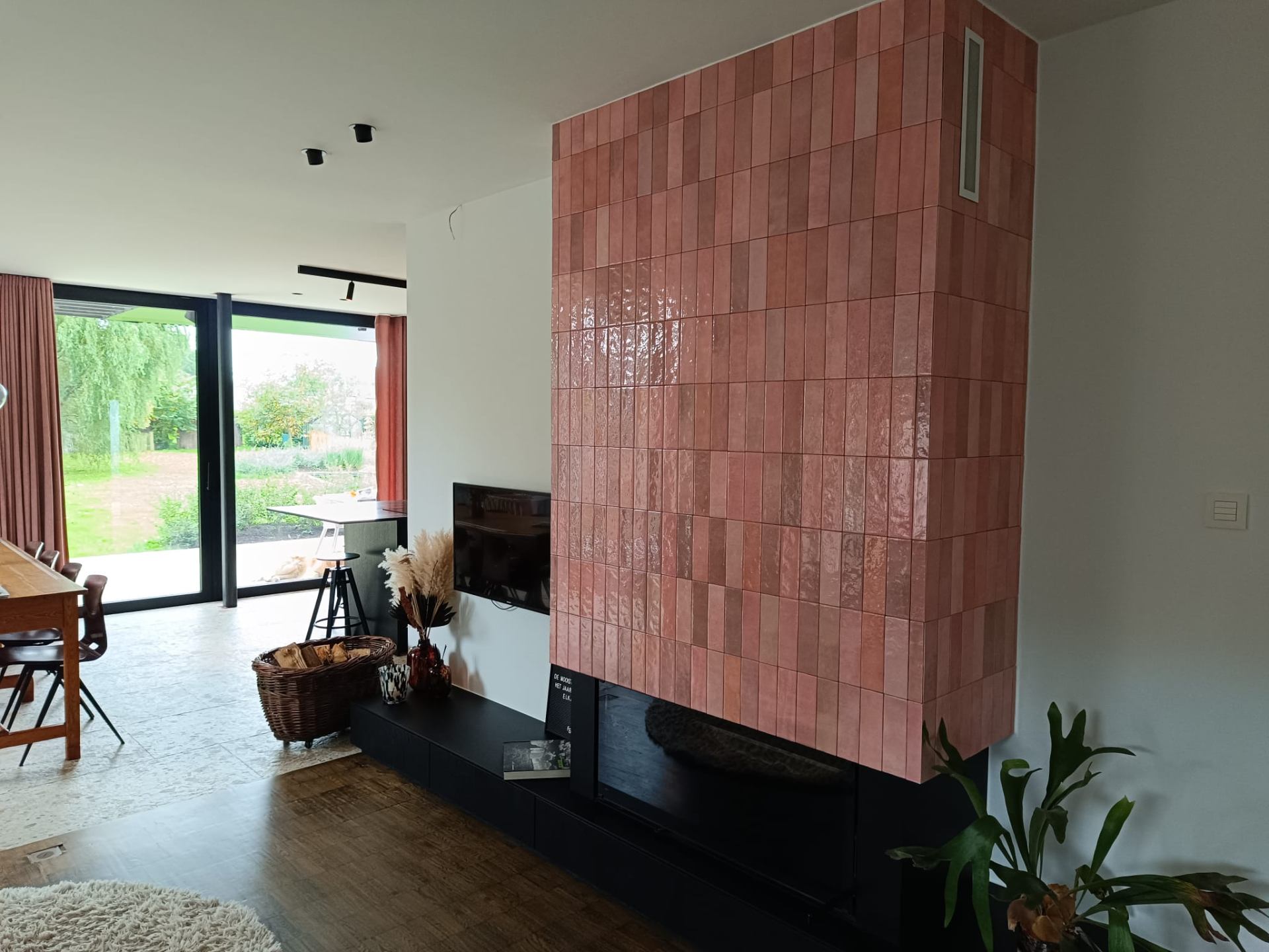 Woonkamer met terracotta tegels