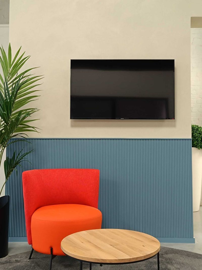 Woonkamer met decoratieve wandpanelen