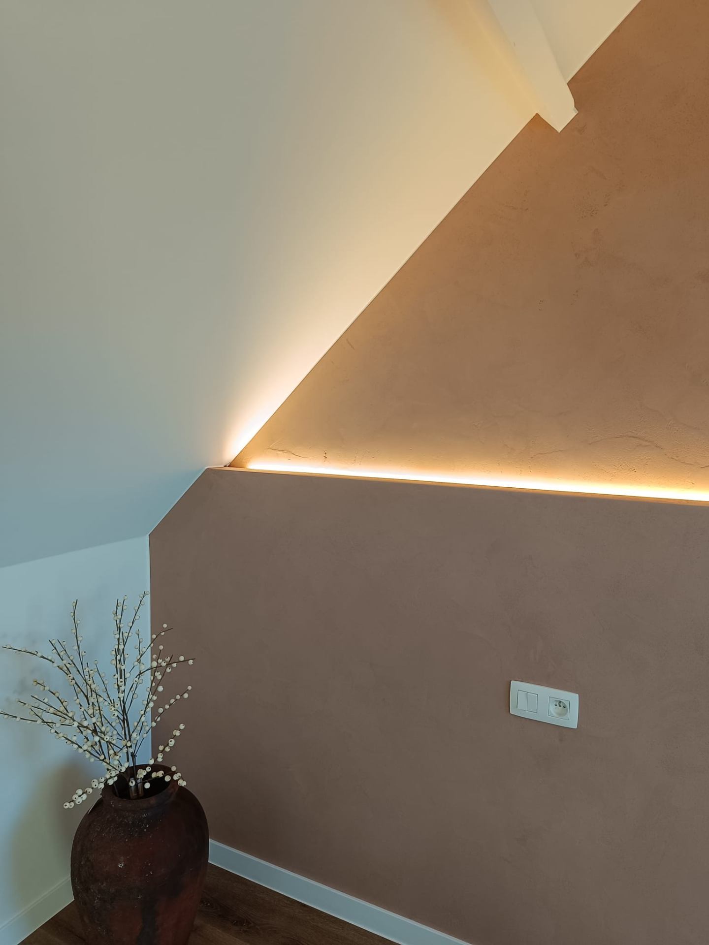 Zolder met leemstuc afwerking en sfeervolle LED verlichting