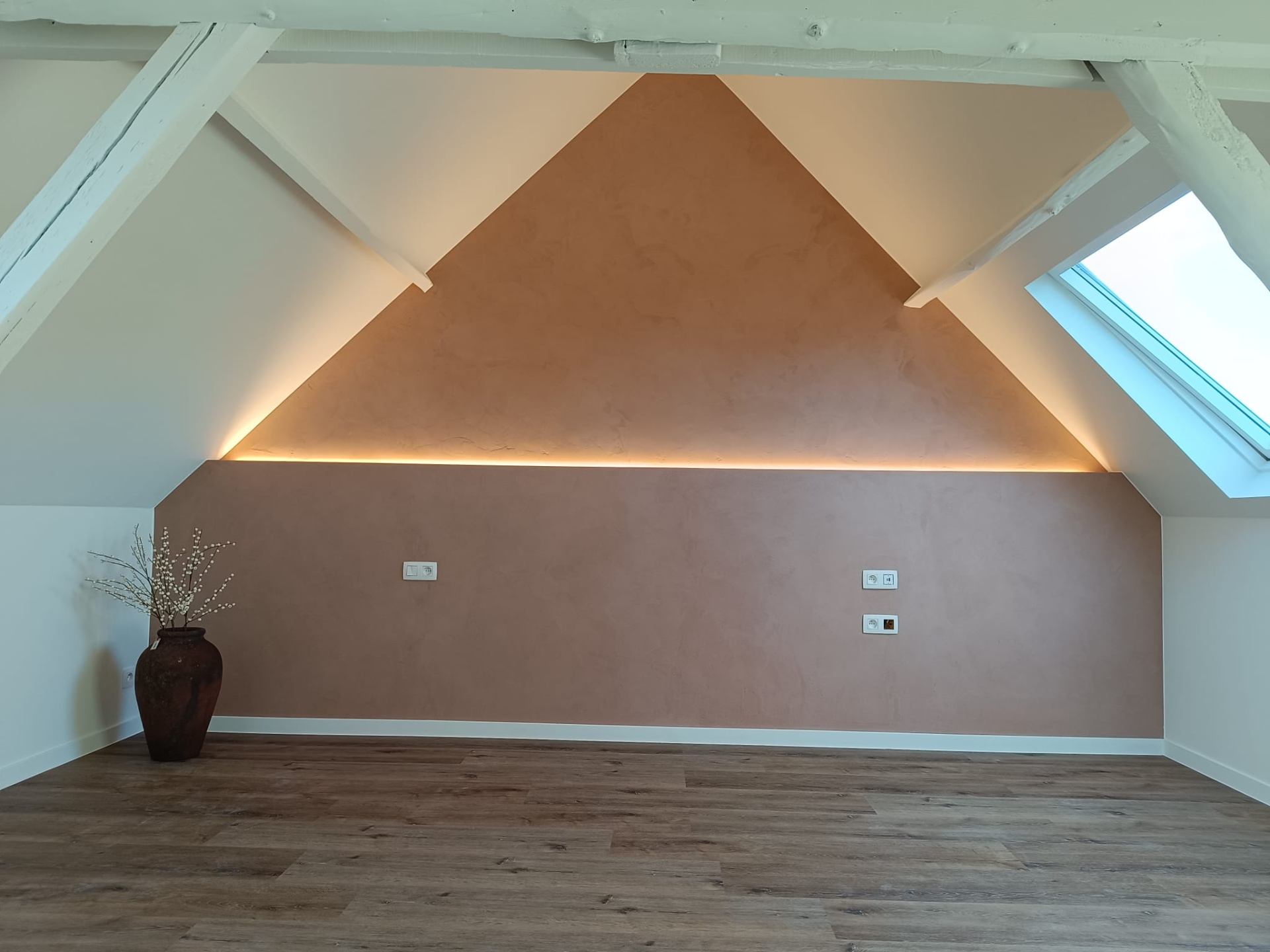 Ruime zolder met leemstuc afwerking en witte balken